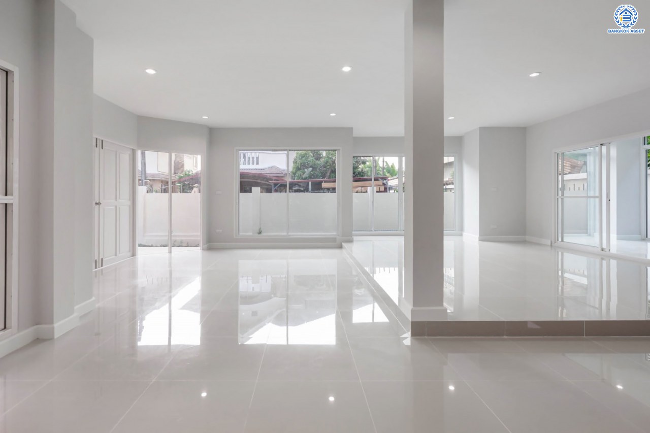 บ้านมือสองตกแต่งใหม่ โครงการ รัชชา2 บางใหญ่ เนื้อที่ 60 ตร.ว. ฟังก์ชัน 3 ห้องนอน 3 ห้องน้ำ 1 ห้องอเนกประสงค์ จอดรถได้ 2 คัน บนทำเลใกล้ถนนใหญ่เพียง 100 เมตร เชื่อมต่อถ.กาญจนาภิเษก ใกล้เซ็นทรัลเวสต์เกต ทางด่วน "ศรีรัช" และรถไฟฟ้าสายสีม่วง "สถานีสามแยกบางใหญ่"